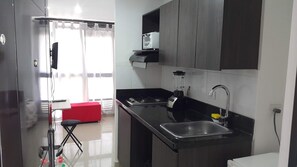 Frigorifero, microonde, forno, piano cottura