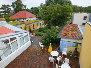 Outdoor dining - Holiday and conference house Mutabor, in the resort, quiet, close to the beach, shops, restaurant (Seebad Ahlbeck)