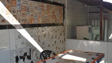 Refrigerador, microondas, horno, utensilios de cocina
