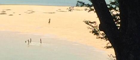 På stranden, liggestole, badehåndklæder