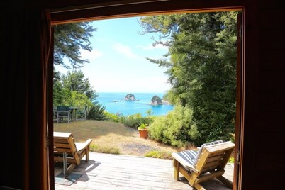Heart of Kaiteriteri: Absolute Privacy nestled between both beaches 