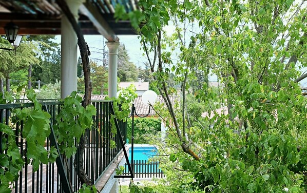 المنطقة المحيطة بالمنشأة