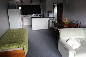 Fernseher, Kamin, DVD-Player, Stereoanlage