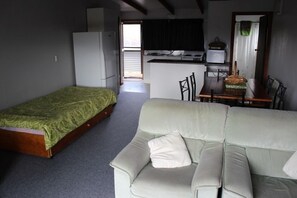 Téléviseur, foyer, lecteur de DVD, chaîne audio