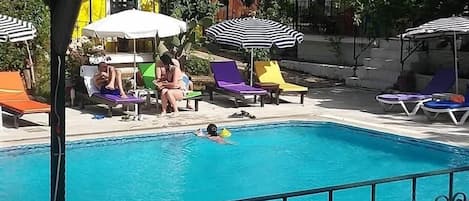 Piscine extérieure (ouverte en saison), parasols de plage