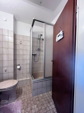 Shower, hair dryer, soap, toilet paper - Cozy apartment, Cuxhaven-Döse (Cuxhaven)