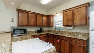 Een koelkast, een magnetron, een oven, een kookplaat