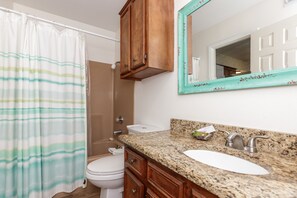 Combined shower/bathtub, hair dryer, towels