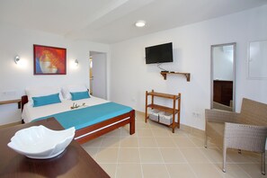 Bügeleisen/Bügelbrett, Reisekinderbett, kostenloses WLAN, Bettwäsche