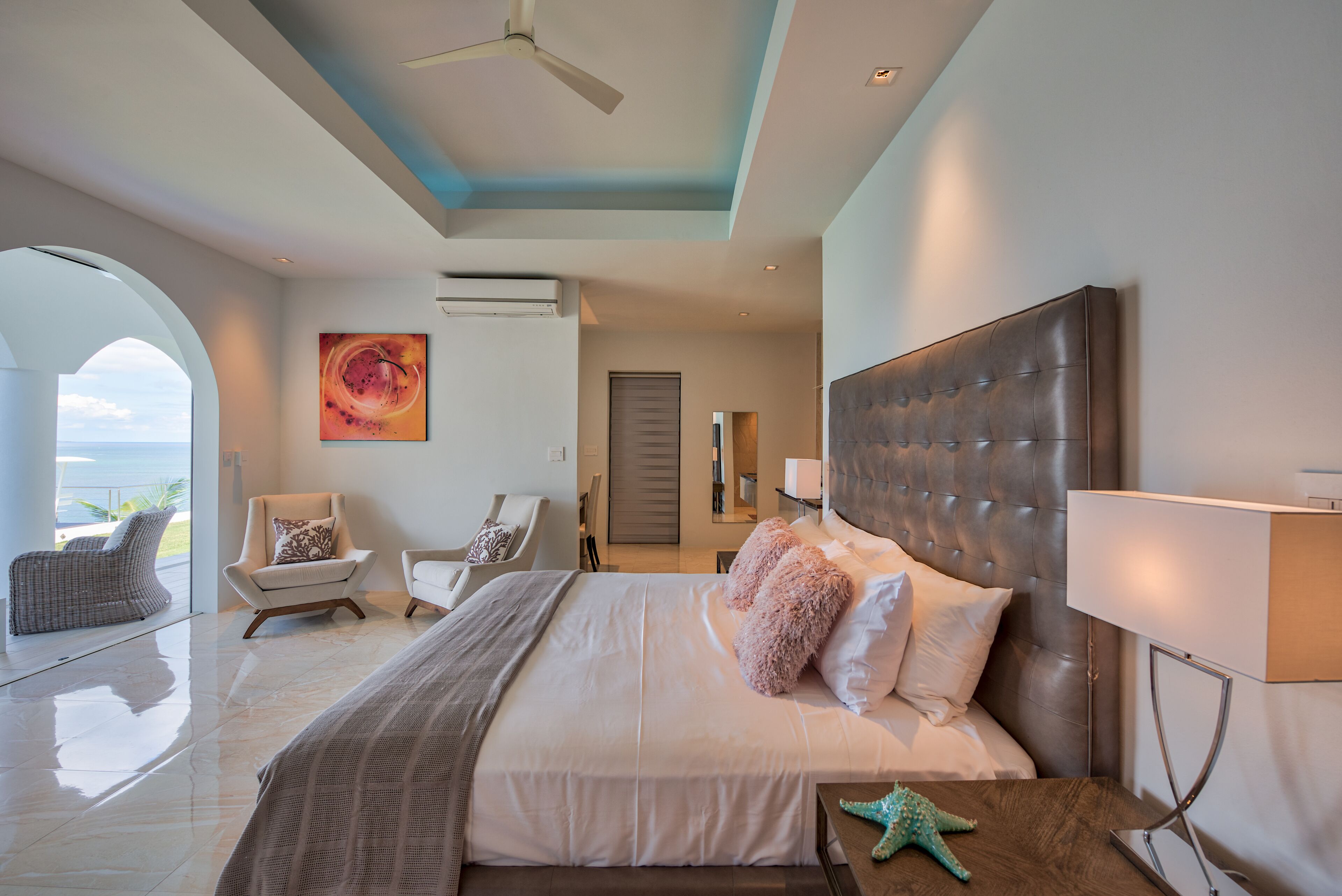 Premier King Room | Minibar (some free items), in-room safe, laptop workspace