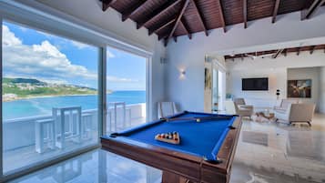 Villa de lujo, 6 habitaciones | Área de sala de estar | Smart TV de 55 pulgadas con canales vía satélite y televisión