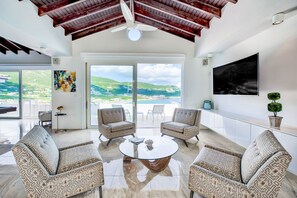 Casa de lujo | Área de sala de estar | Smart TV de 55 pulgadas con canales vía satélite y televisión 