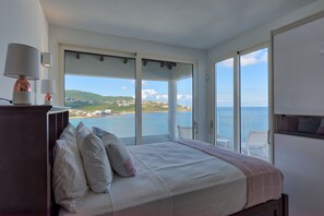 Artículos del minibar gratis y caja de seguridad en la habitación 