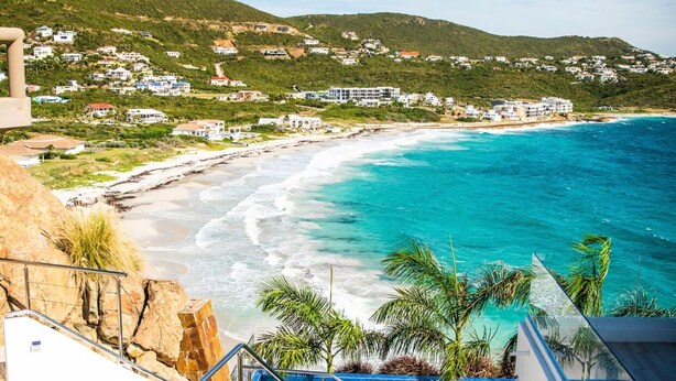A modern hotel with a pool overlooking a beach and ocean. - Villa Amalia (Philipsburg)