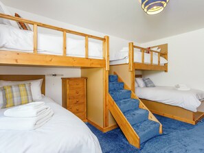 3 bedrooms, free WiFi, bed sheets - 3 bedroom accommodation in Carrbridge, near Aviemore (Carrbridge, near Aviemore)