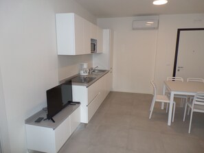 Fridge, microwave, stovetop, dishwasher