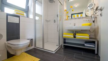 Dusche, Regendusche, Haartrockner, Handtücher