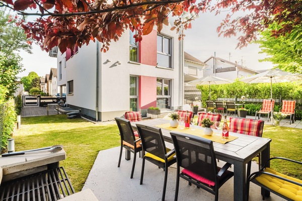 Schöner, beschatteter Garten mit Grillbereich