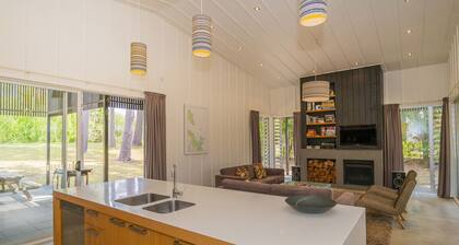 Golden Hideaway - Matarangi Holiday Home