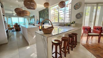 Micro-ondes, cafetiĂšre/bouilloire