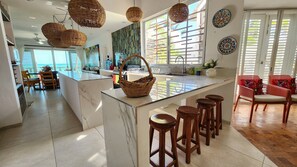 Mikrowelle, Wasserkocher mit Kaffee-/Teezubehör