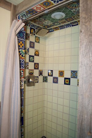 Shower, hair dryer, towels, soap - Cozy, Rustic Cabins near Chico Hot Springs & only 35 mins to YELLOWSTONE PARK!! (Pray)