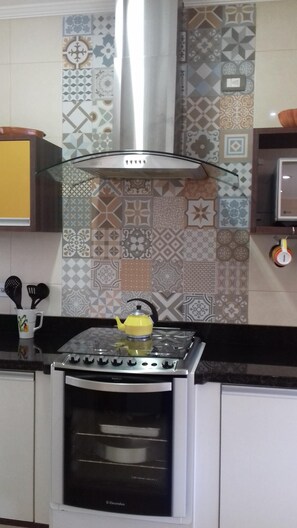 冷蔵庫、電子レンジ、オーブン、コンロ