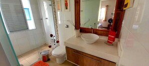 Douche, sèche-cheveux, serviettes fournies, savon