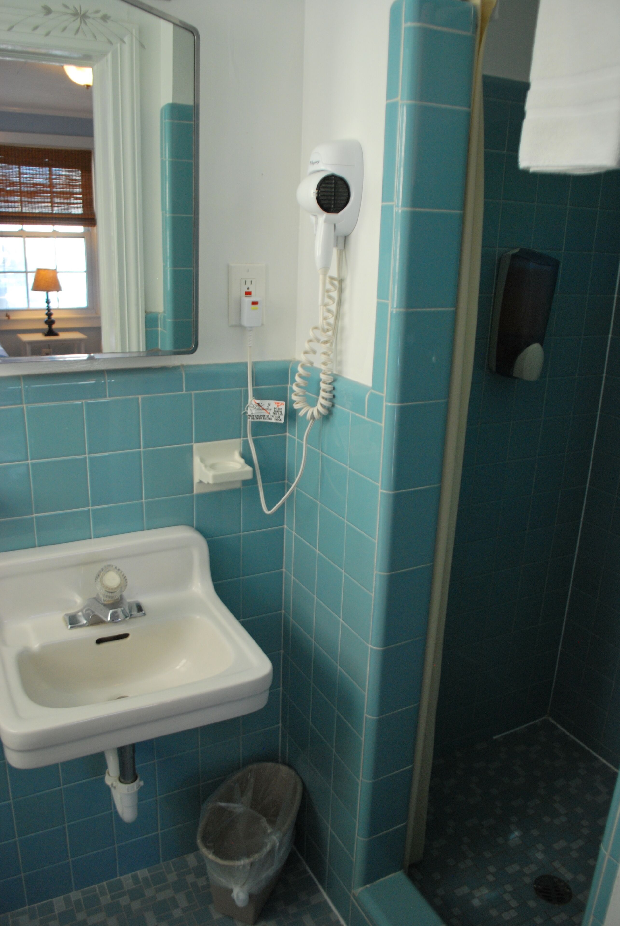 ocean front 3 bedroom, 2 double 3 twin | bathroom | shower, towels, toilet paper