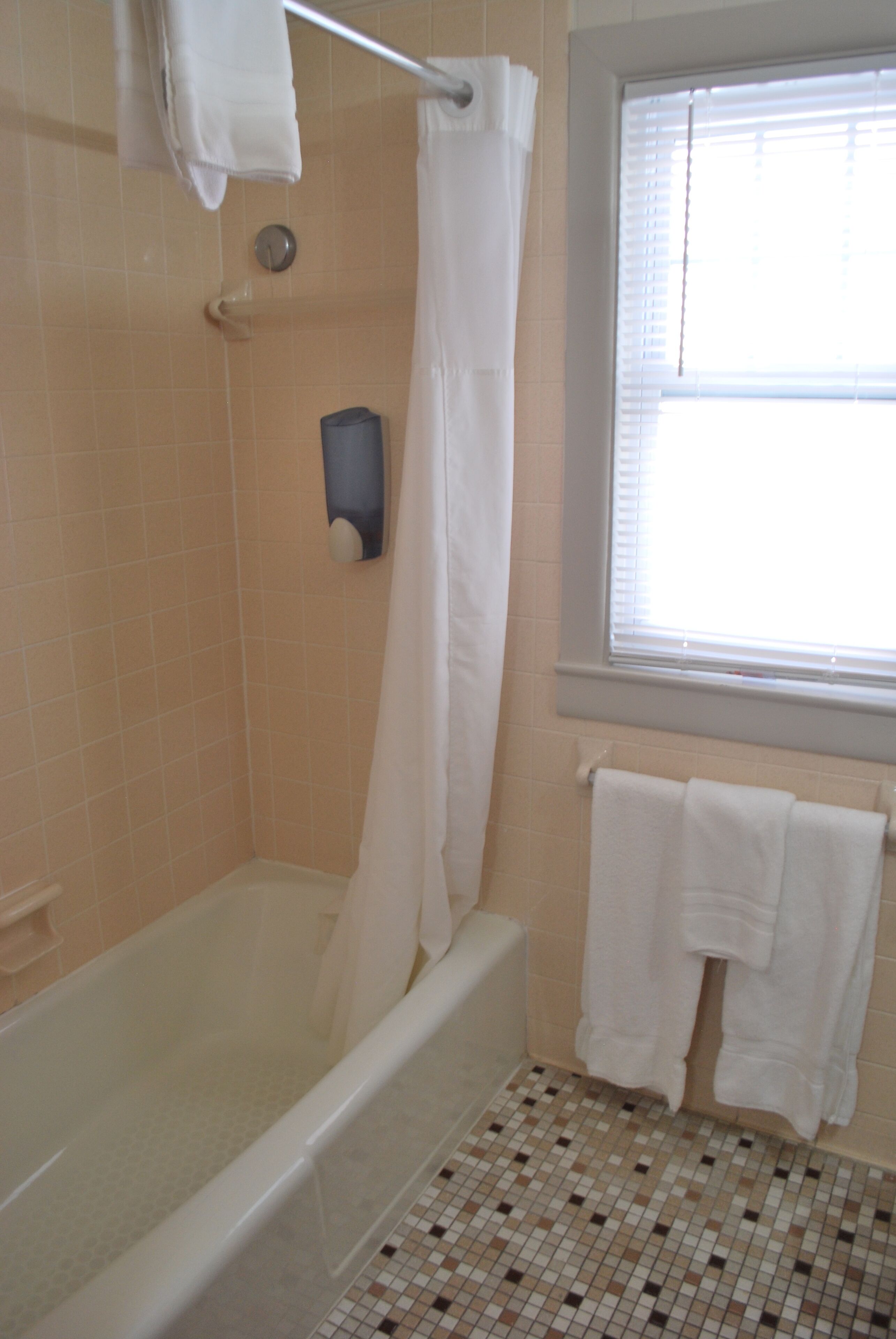 lankford hotel side efficiency, 1 double | bathroom | shower, towels, toilet paper