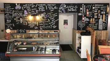 Desayuno continental todos los días (EUR 6 por persona)