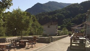 Een restaurant met terras, met uitzicht op een berg.