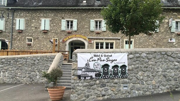 A stone building with a sign for "Hotel & Bistro Leo-Pu-Sages."
