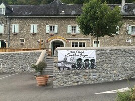 A stone building with a sign for "Hotel & Bistro Leo-Pu-Sages."