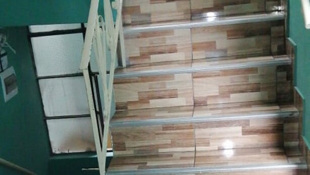 Eine Treppe mit Holzstufen und einem Metallgeländer.