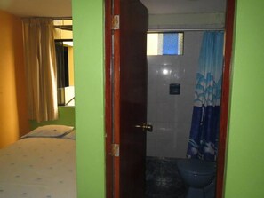Shower, towels, soap, toilet paper - Hospedaje El Arca (Lima)