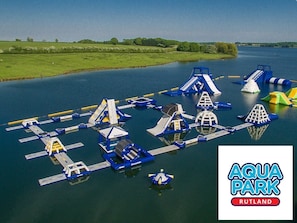 Vue aérienne d’un parc aquatique avec différents toboggans et jeux d’eau.