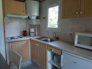 Chalet | Private kitchen | Fridge, microwave, stovetop, coffee/tea maker - Camping Uhaitza - Chalets (Gotein-Libarrenx)