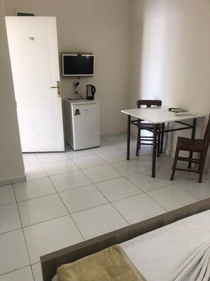 Habitación estándar, 1 habitación | Zona de estar | Una televisión LCD