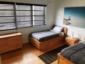 2 habitaciones, tabla de planchar con plancha y cuna de viaje 