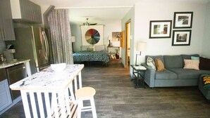 A compact living space with a kitchen, dining area, and a living room. - WanderLost WanderLoft - Ideal for ATU grad student, visiting faculty, ANO outage (Dover)