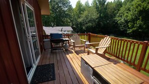 A wooden deck with a grill, chairs, and a table. - WanderLost WanderLoft - Ideal for ATU grad student, visiting faculty, ANO outage (Dover)