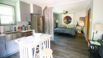 Bureau, fer et planche Ă repasser, Wi-Fi gratuit, draps fournis