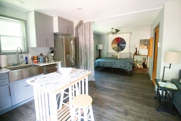 Desk, iron/ironing board, free WiFi, bed sheets - WanderLost WanderLoft - Ideal for ATU grad student, visiting faculty, ANO outage (Dover)