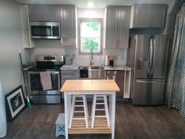 Fridge, microwave, oven, stovetop - WanderLost WanderLoft - Ideal for ATU grad student, visiting faculty, ANO outage (Dover)