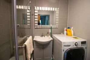 Shower, hair dryer, towels - WanderLost WanderLoft - Ideal for ATU grad student, visiting faculty, ANO outage (Dover)