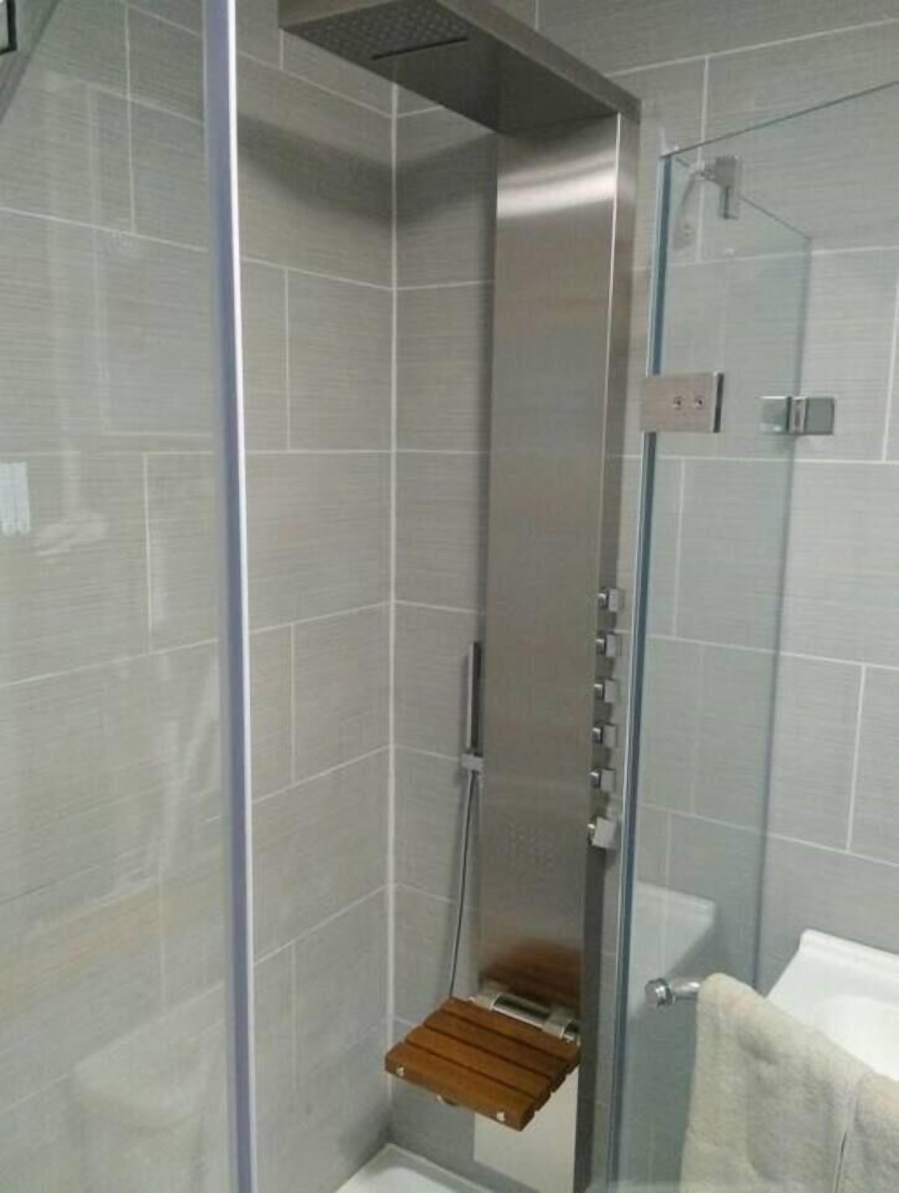 Douche, sèche-cheveux, serviettes fournies