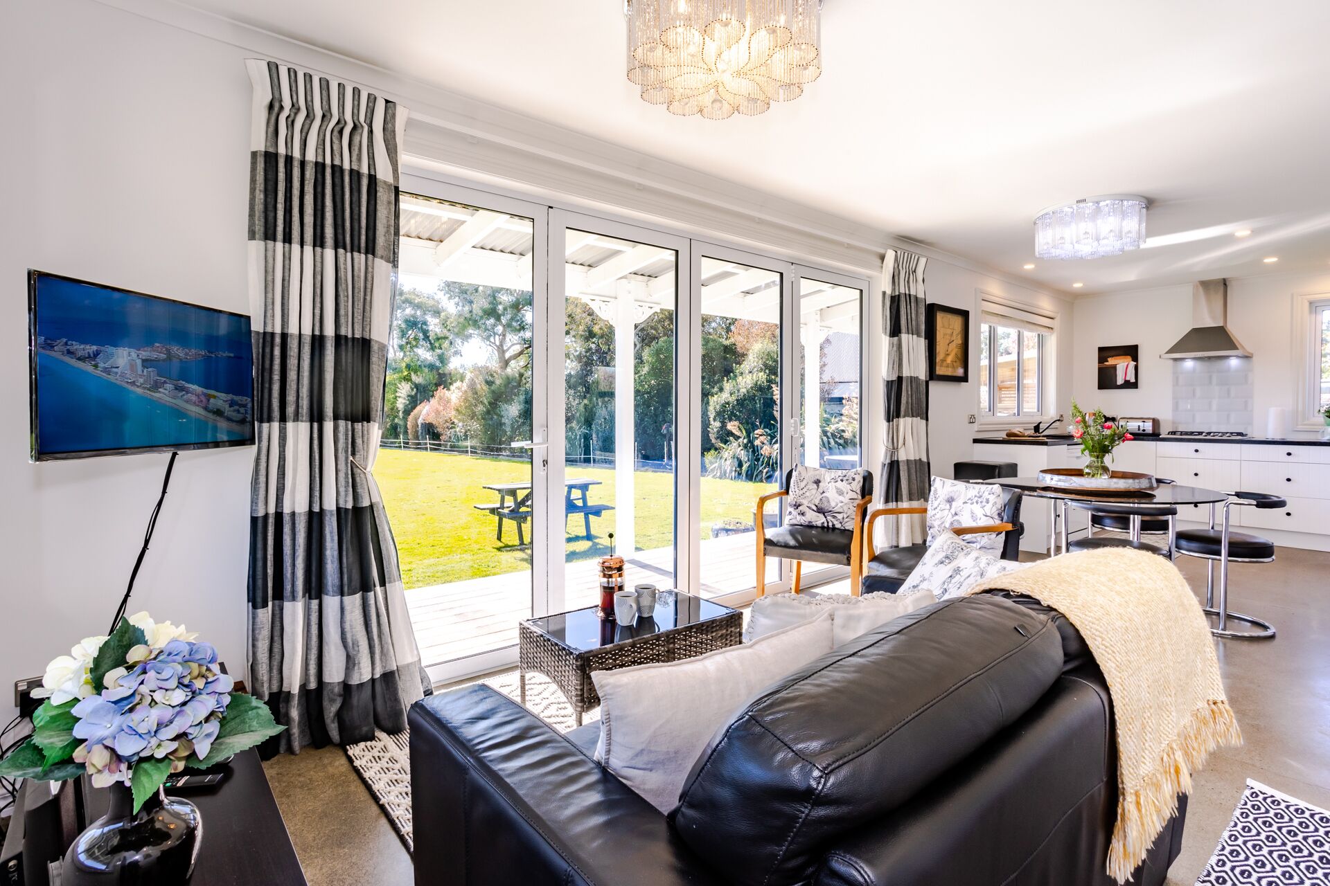 Una Smart TV, una chimenea, un reproductor de DVD