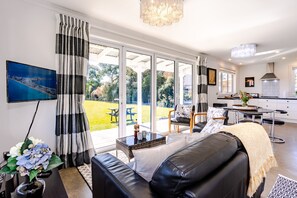 Téléviseur connecté, foyer, lecteur de DVD, chaßne audio