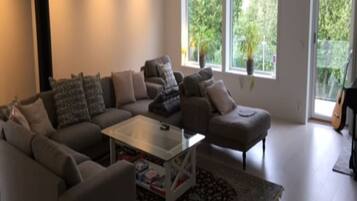 Tv, eldstad, tv-spel och ett bordtennisbord